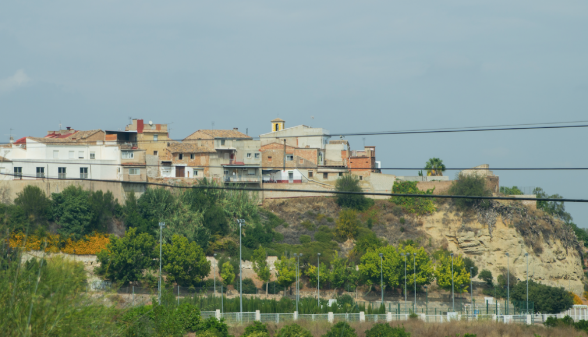 Des de la carretera d'entrada al poble, una part del barri antic i del poliesportiu.