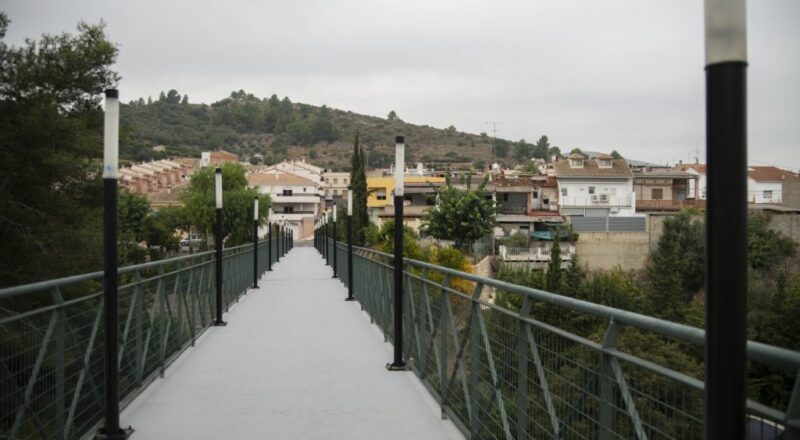 Passarel·la Arxiduc Carles que uneix el barri antic amb la part nova del poble.