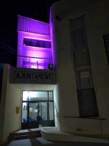 Fachada del ayuntamiento con luces de color morado