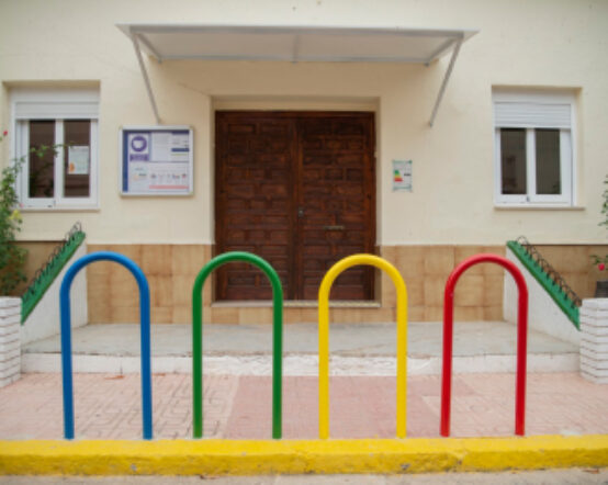 Puerta principal del Colegio municipal Jose de la Penya Sanchis. Barreras de diversos colores que separan el acceso de la calle.