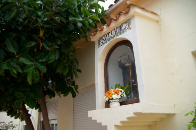 Detall de la capella de Sant Camilo situada a la façana del col·legi municipal.